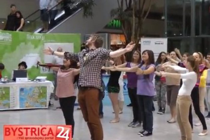 Ilustračný obrázok k článku Obrazom: Deň Európy oslávili Banskobystričania tancom aj rozdávaním žltých ruží