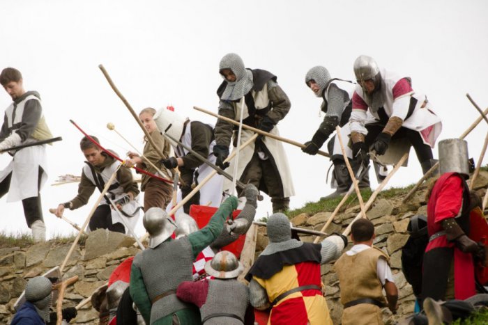 Ilustračný obrázok k článku Nenechajte si ujsť nočnú prehliadku Spišského hradu: Maškrty v hradnej kuchyni i orientálne tanečnice!