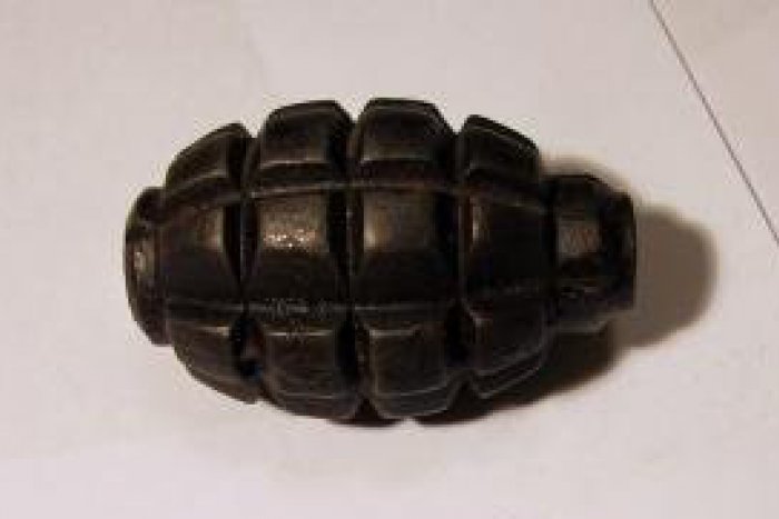 Ilustračný obrázok k článku V Plešivici na Gemerskej ulici zo zeme trčali delostrelecké granáty