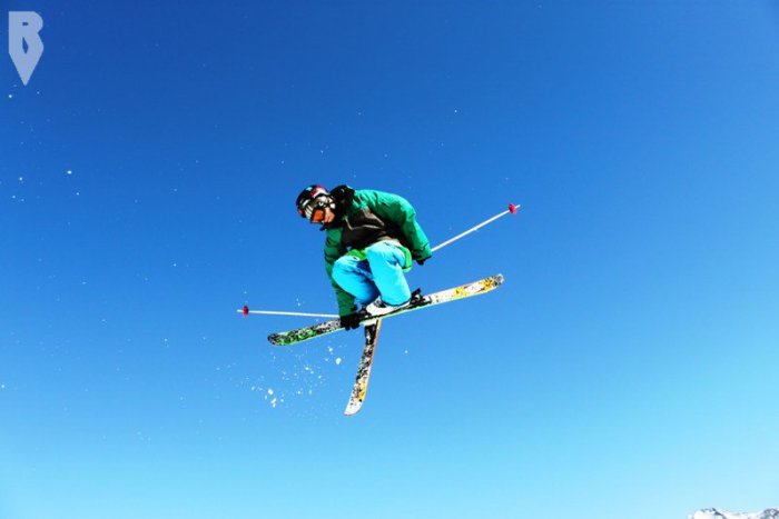 Ilustračný obrázok k článku Lyžiarska sezóna sa skončila, Revolution Crew pokračuje. Extrémni lyžiari a snowboardisti trénujú celý rok