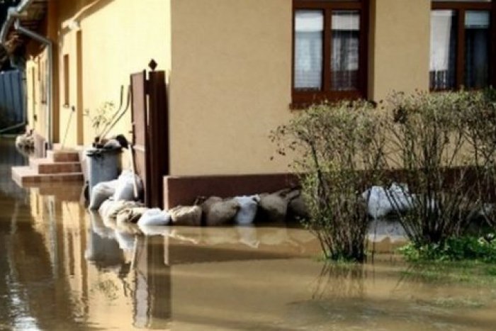 Ilustračný obrázok k článku Silná búrka a potom záplavy: Cesty a dvory v Očovej zalialo bahno