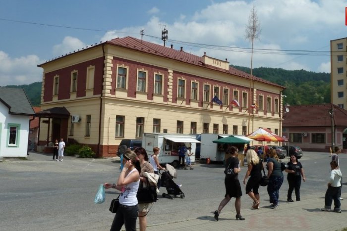 Ilustračný obrázok k článku V Hnúšti je vynovené námestie... V sobotu bude kapustnica, kapely a príde aj podpredsedníčka NR SR!