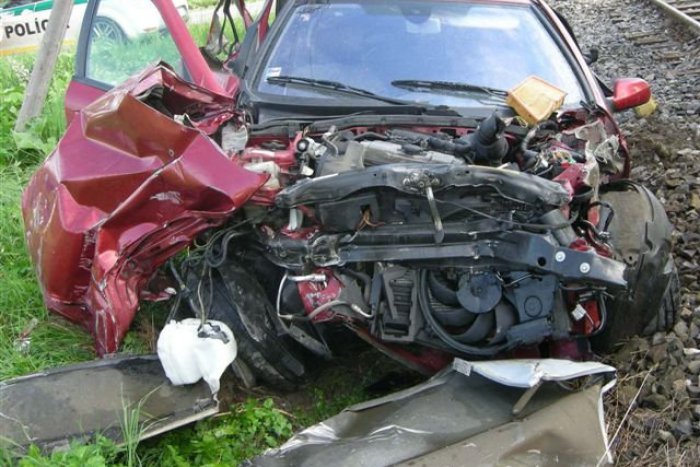 Ilustračný obrázok k článku Vodič auta (52) sa druhýkrát narodil: Na priecestí do neho vpálil vlak!