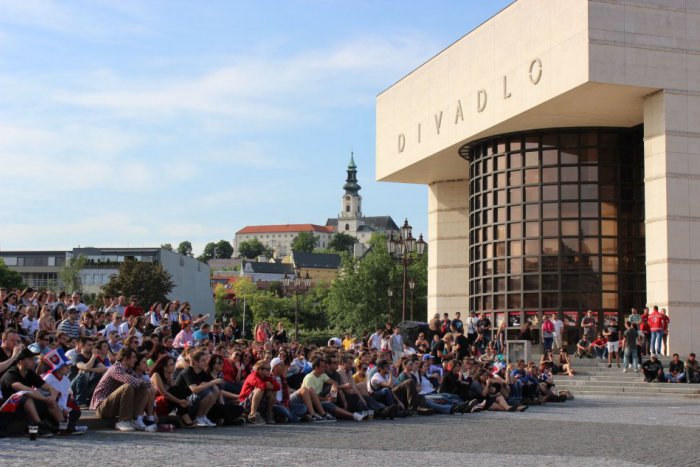 Ilustračný obrázok k článku Nitrania sledovali hokej na námestí: Stovky ľudí verili v postup až do samého konca