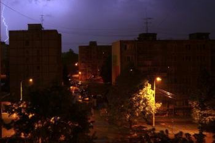 Ilustračný obrázok k článku Slovensko môžu dnes zasiahnuť búrky spojené s lejakmi. Výstraha platí aj pre náš okres