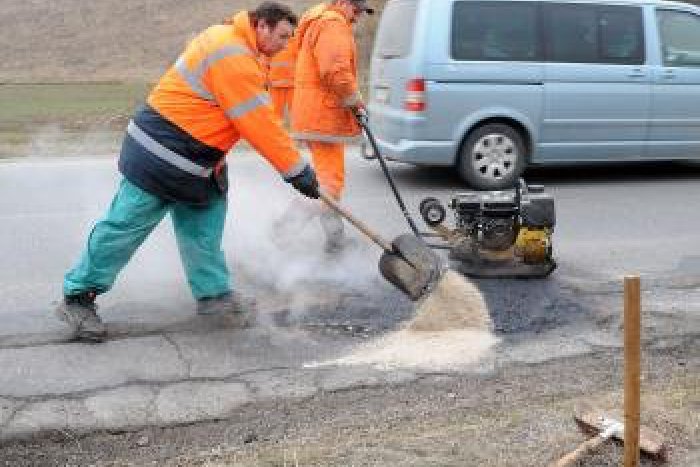 Ilustračný obrázok k článku Aktuálny zoznam opravovaných ciest: Začali sa opravy na Čingove a v Markušovciach