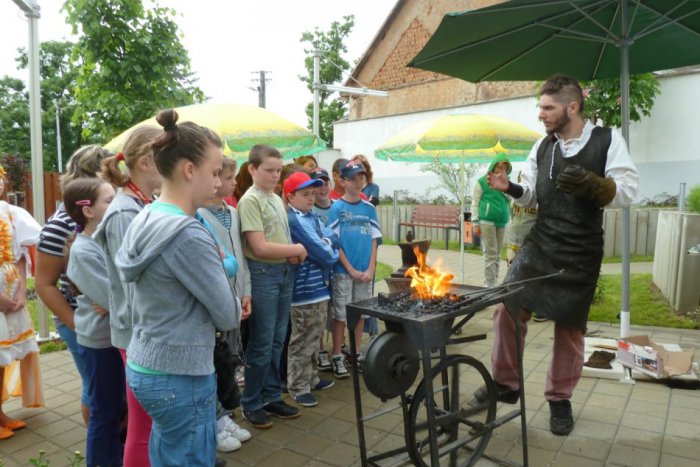 Ilustračný obrázok k článku V múzeu v Jelšave predviedli ukážky tradičných remesiel. Návštevníkov sprevádzala Muránska Venuša