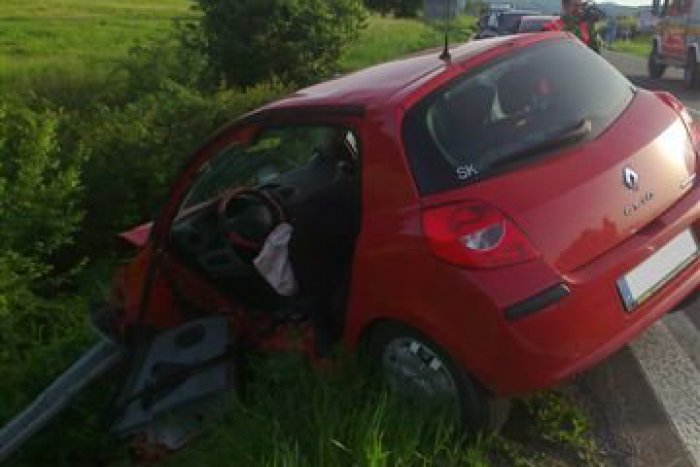 Ilustračný obrázok k článku Vážna nehoda na zjazde z R1. Vodiča (38) zachraňoval vrtuľník