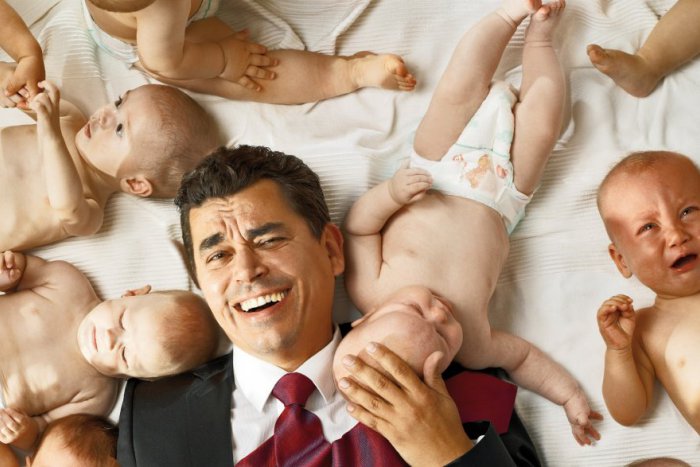 Ilustračný obrázok k článku Celosvetovo úspešná divadelná komédia Ocko v Brezne: V hlavnej úlohe s Romanom Pomajbom