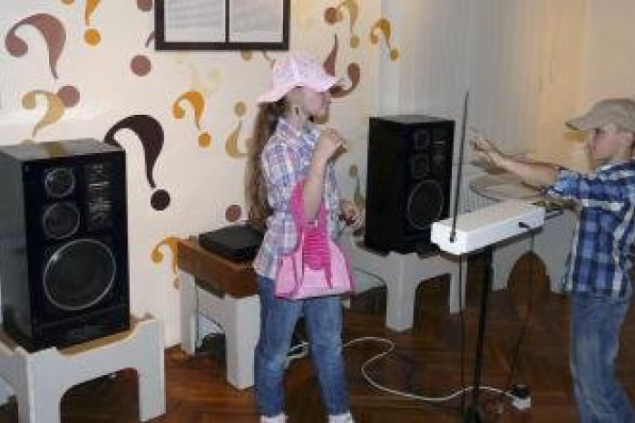 Ilustračný obrázok k článku Počas noci múzeí sa hralo na teremine a pieklo sa aj prasa