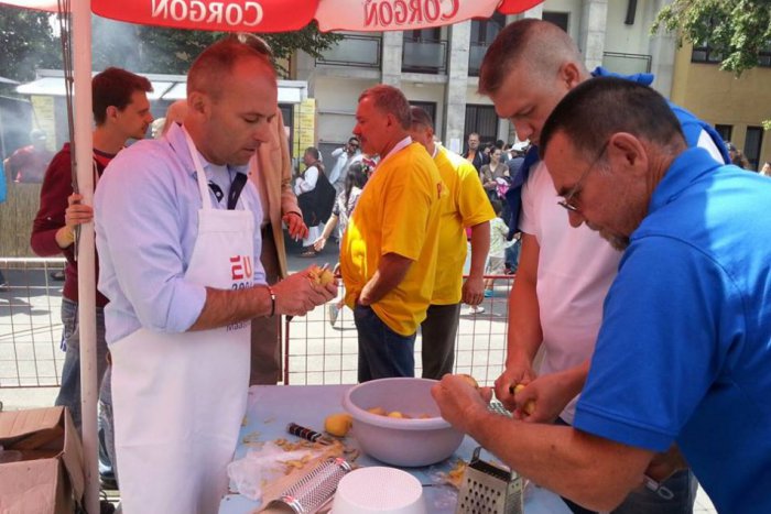 Ilustračný obrázok k článku Premiéra vo varení halušiek pre poslanca Kaníka. Varil tradičným spôsobom a šlo mu to od ruky