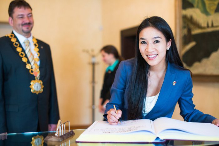 Ilustračný obrázok k článku Primátor Gogola prijal veľvyslankyňu dobrej vôle z USA: Michelle Kwanová s ním hovorila o diplomacii