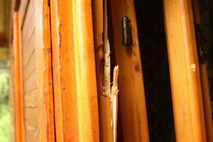 Ilustračný obrázok k článku Policajti v Brezne dolapili 5 zlodejov: Na svedomí majú vlámačky do chát