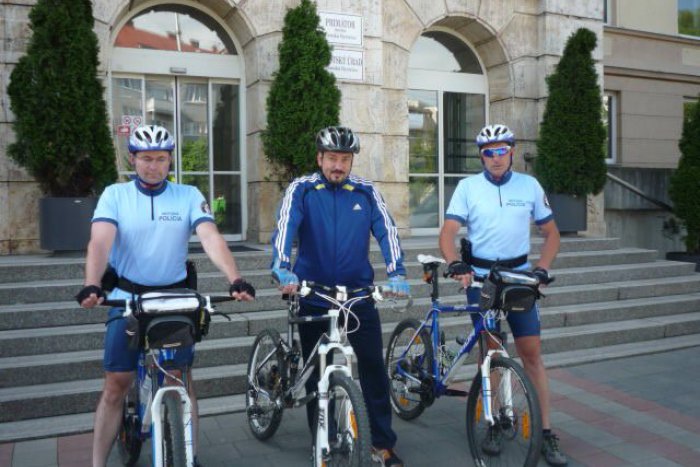 Ilustračný obrázok k článku Cyklohliadku posilnil aj primátor Gogola: Z dvoch kolies dozeral na verejný poriadok