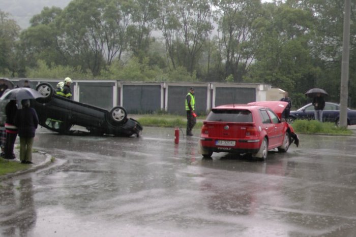 Ilustračný obrázok k článku VIDEO: Auto skončilo po zrážke na streche