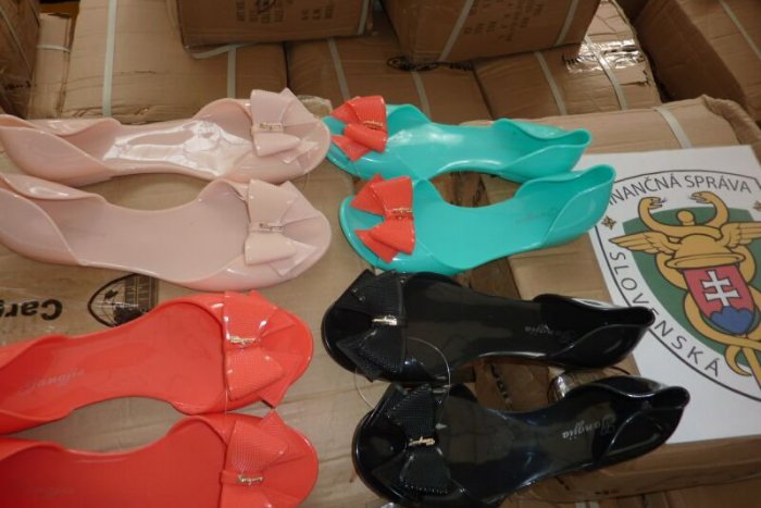 Ilustračný obrázok k článku Poriadny úlovok colníkov: Zaistili 11 000 párov čínskych topánok!