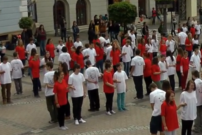 Ilustračný obrázok k článku VIDEO: Štvorylka roztancovala námestia, študenti sa pokúšali prekonať Guinessov rekord