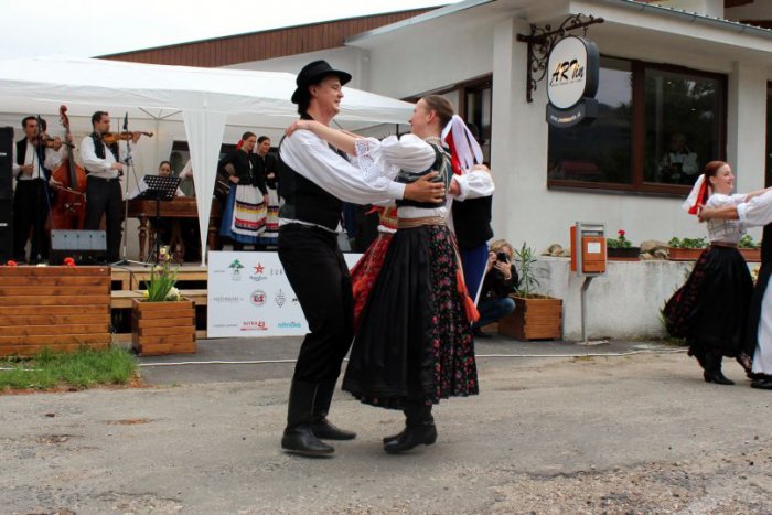 Ilustračný obrázok k článku Prvý deň zoborských slávností sa vydaril: Folklór a na záver Peter Cmorík