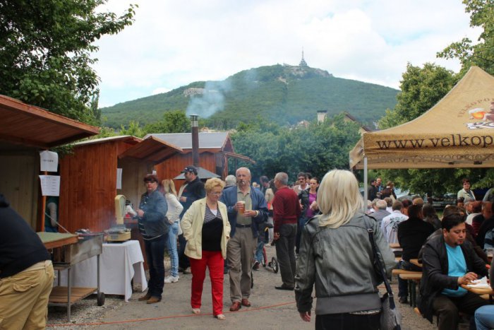 Ilustračný obrázok k článku Obyvatelia Zobora oslavovali: Súťaž vo varení halušiek a ochutnávka vín