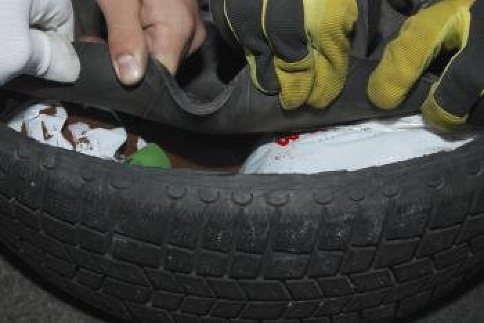 Ilustračný obrázok k článku Košičan (34) s kumpánom prevážali drogy. Colníci ich chytili na diaľnici za Popradom