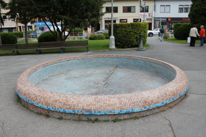 Ilustračný obrázok k článku Fontána na námestí prejde rekonštrukciou: Zmizne hlavne keramický obklad