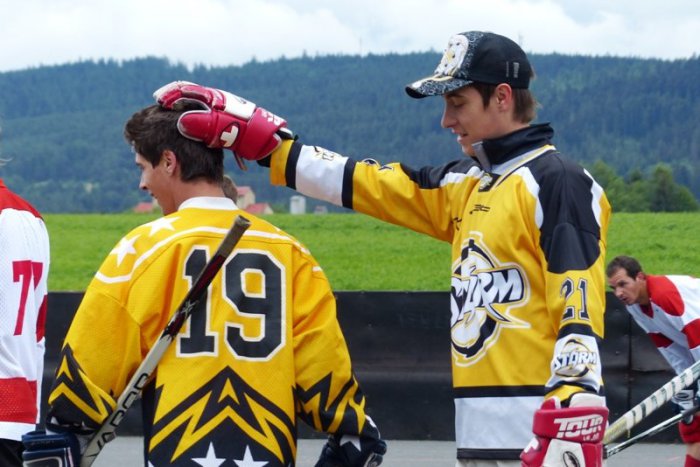 Ilustračný obrázok k článku Základná časť sa skončila posledným kolom. Osem tímov hokejbalovej ligy postupuje do play off