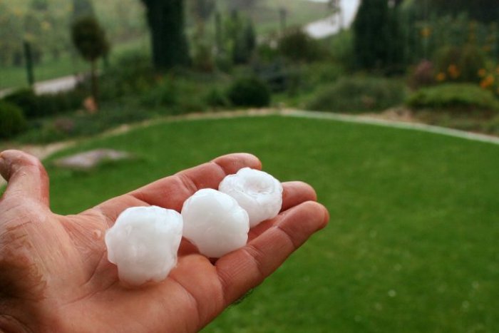 Ilustračný obrázok k článku Májove počasie vyčíňa: Vo Veľkých Lovciach padal ľadovec!