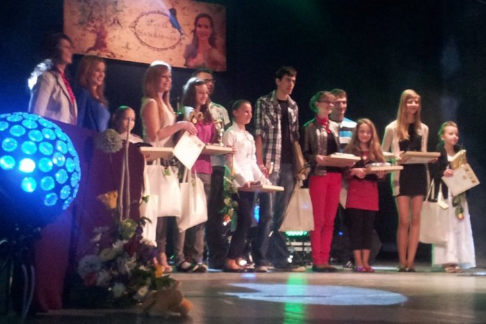 Ilustračný obrázok k článku Poznáme Slávikov Horehronia: Patronát nad súťažou prebrala speváčka Kristína