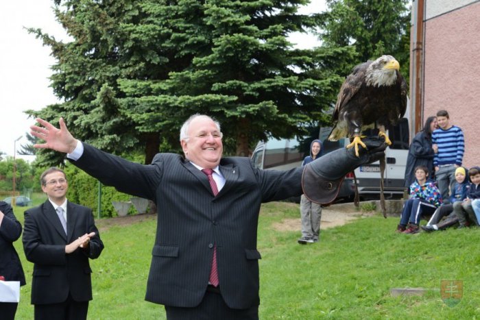 Ilustračný obrázok k článku Minister Čaplovič na výjazde v Štiavnických Baniach: Takto zápolil s orlom :)