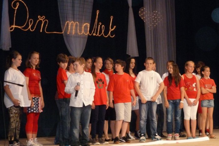 Ilustračný obrázok k článku Deti z Komenského školy oslávili Deň matiek vystúpením