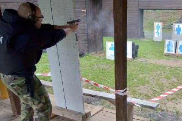 Ilustračný obrázok k článku Drina špeciálnych jednotiek za extrémneho počasia: Kukláči na Lešti museli zlaňovať aj z vrtuľníka