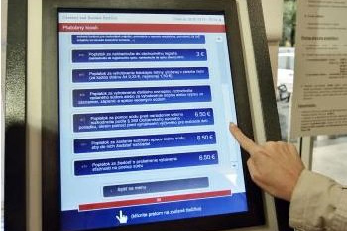Ilustračný obrázok k článku Bystričania sa hrdia prvenstvom: Súdne poplatky platia ako jediní v SR bankomatovou kartou