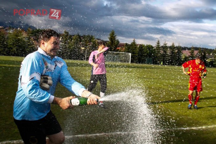 Ilustračný obrázok k článku Štrbania natiahli šnúru zápasov bez prehry.  Oslavujú postup do piatej ligy