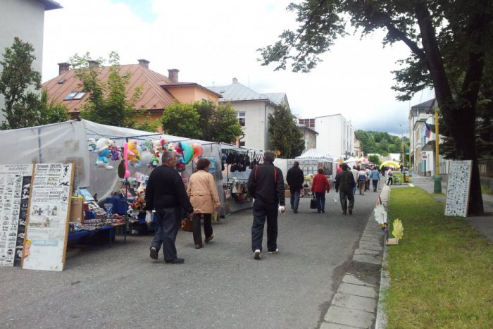 Ilustračný obrázok k článku Letný jarmok v Brezne: Ľudové výrobky, jedlo aj kolotoče