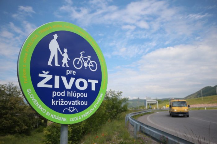 Ilustračný obrázok k článku Šášovská križovatka s novou značkou v štýle DADA: Recesisti takto upozornili na nezmysel :)