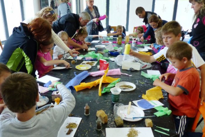 Ilustračný obrázok k článku Deň detí v pokračoval aj v nedeľu. Galéria pripravila výtvarné dielne, mesto pozvalo nielen deti, ale aj ich psíkov