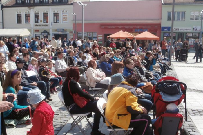 Ilustračný obrázok k článku Oslavy vo Zvolene, deň druhý: Vtipný moderátor, spievajúci Lasica aj diskotéka na námestí