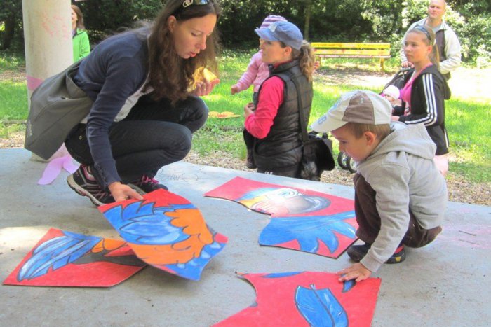 Ilustračný obrázok k článku Nevšedný projekt: Bystričania sa kamošia s cudzími deťmi, o čo vlastne ide?