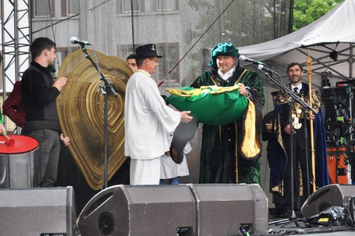 Ilustračný obrázok k článku Staromestské slávnosti strhli aj primátora: Igor Choma si po meste vykračoval v richtárskom odeve