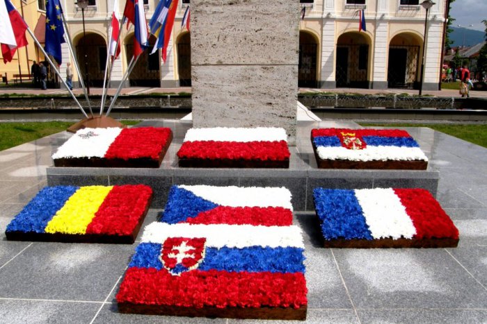 Ilustračný obrázok k článku FOTO: Unikátna výzdoba v Brezne. Na námestí kvitnú zástavy štátov