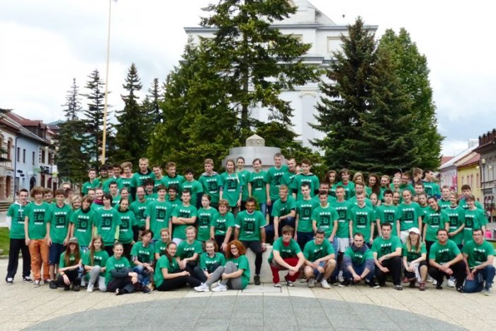 Ilustračný obrázok k článku Gymnazisti oslavovali skutočne originálne. V uliciach Popradu vybehali skratku svojej školy