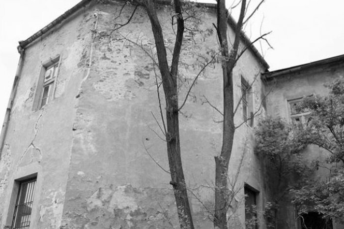 Ilustračný obrázok k článku Z rozpadávajúcej bašty má byť dom pre spisovateľov. Vypratali z nej až kontajner odpadu