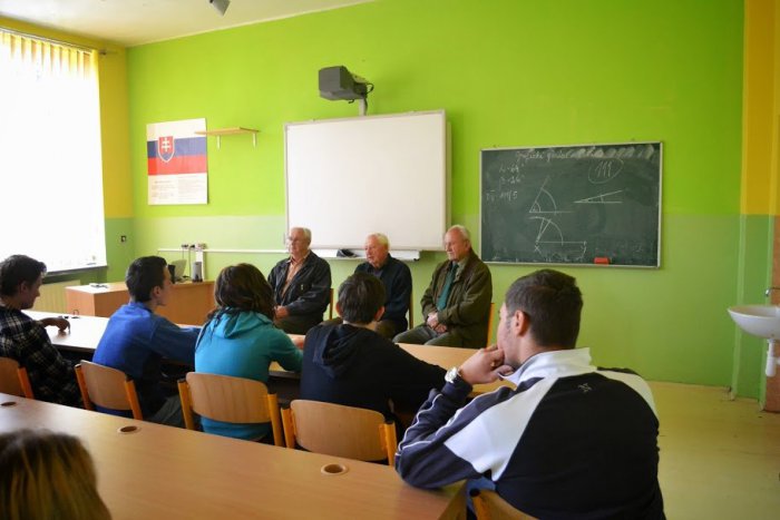 Ilustračný obrázok k článku Na Zochovej škole si zaspomínali na hrôzy II. svetovej vojny