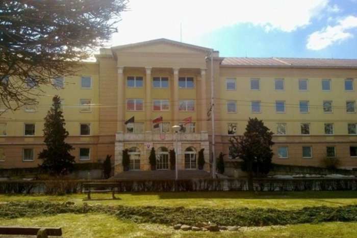 Ilustračný obrázok k článku Poplašný telefonát pred evakuáciou radnice? Som na úrade a mám bombu, zavolajte televíziu!