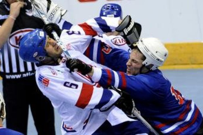 Ilustračný obrázok k článku Hokejbal: Bambúch surovo napadol súpera! Tvrdí, že si dal len jedno pivo