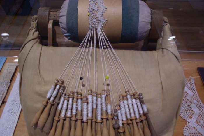 Ilustračný obrázok k článku Medzinárodný festival paličkovanej čipky. Kus histórie na Soľnej Bani