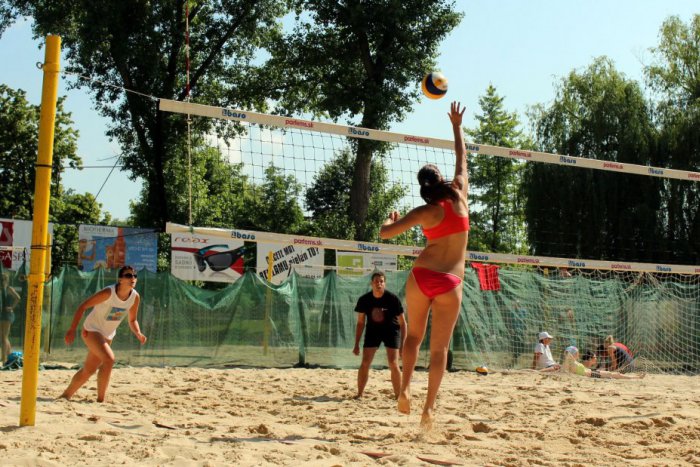Ilustračný obrázok k článku Kúpalisko ožilo plážovým volejbalom: NBL pokračovala v slnečnom počasí