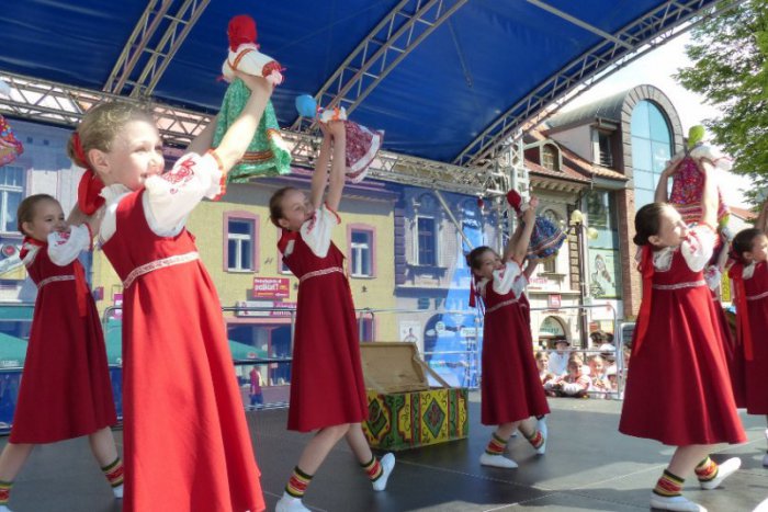 Ilustračný obrázok k článku OBRAZOM: Popradské námestie privítalo deti a ich krojované bábiky