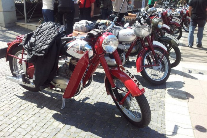 Ilustračný obrázok k článku Čas sa baviť: Cez víkend sa bude strieľať z gumipušky, kosiť tráva, behať lesmi a na námestí si dajú zraz Peráky