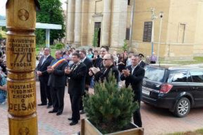 Ilustračný obrázok k článku FOTO: Nová ozdoba mesta. Jelšavu skrášlil Stĺp priateľstva